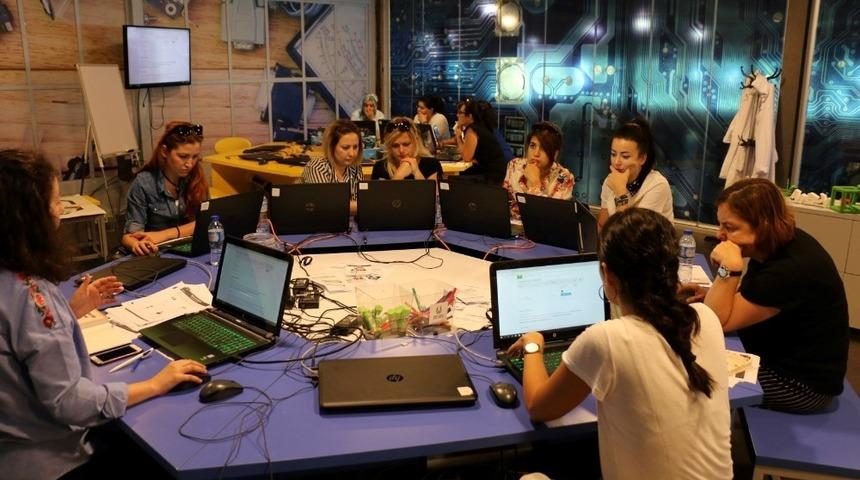 Mucit D&uuml;nyası&rsquo;nda eğitmenlere eğitim