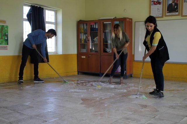 G&ouml;n&uuml;ll&uuml; &ouml;ğretmenler iş başında 2