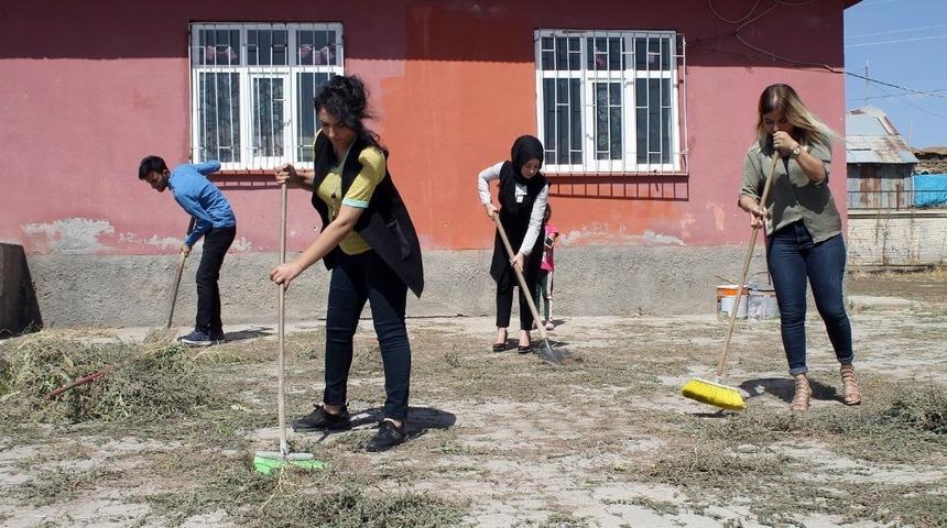 G&ouml;n&uuml;ll&uuml; &ouml;ğretmenler iş başında