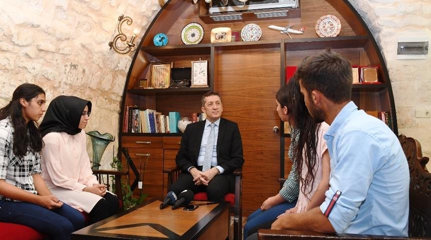 Bakan Sel&ccedil;uk başarı &ouml;yk&uuml;leriyle takdir toplayan &ouml;ğrencilerle buluştu