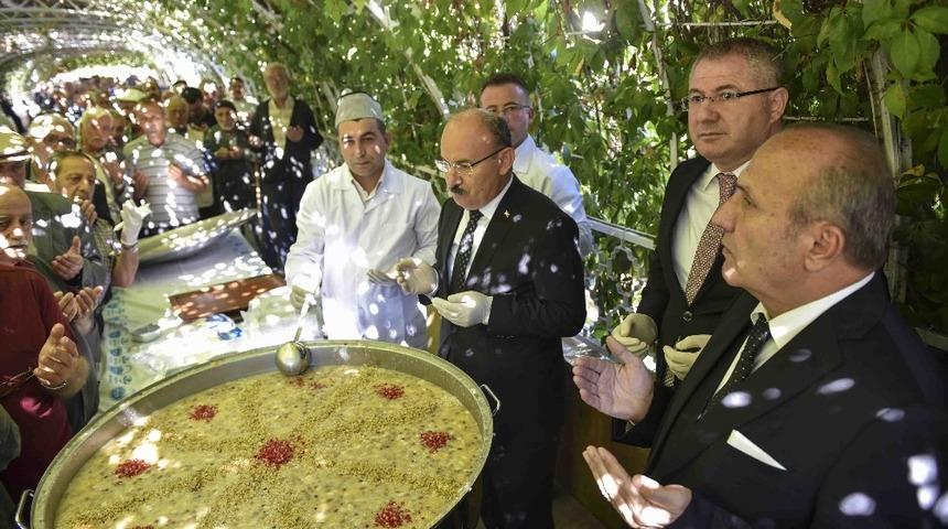 Taşk&ouml;pr&uuml;&rsquo;de 2 bin kişiye aşure ikram edildi