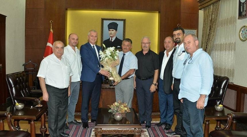 Turizm i&ccedil;in el ele