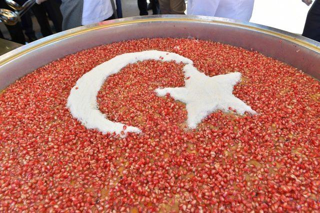 Başkan Tuna, AK Parti’li Sarıeroğlu ile vatandaşlara aşure ikram etti