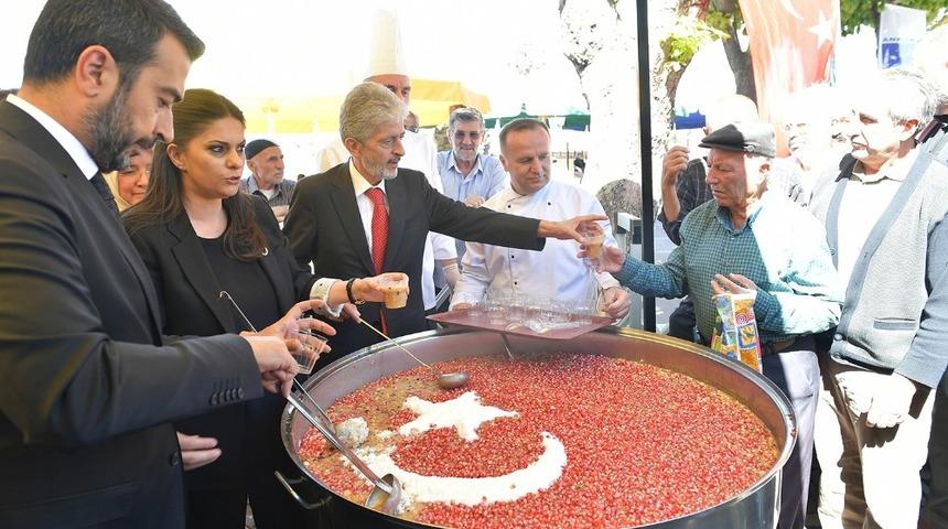 Başkan Tuna, AK Parti&rsquo;li Sarıeroğlu ile vatandaşlara aşure ikram etti