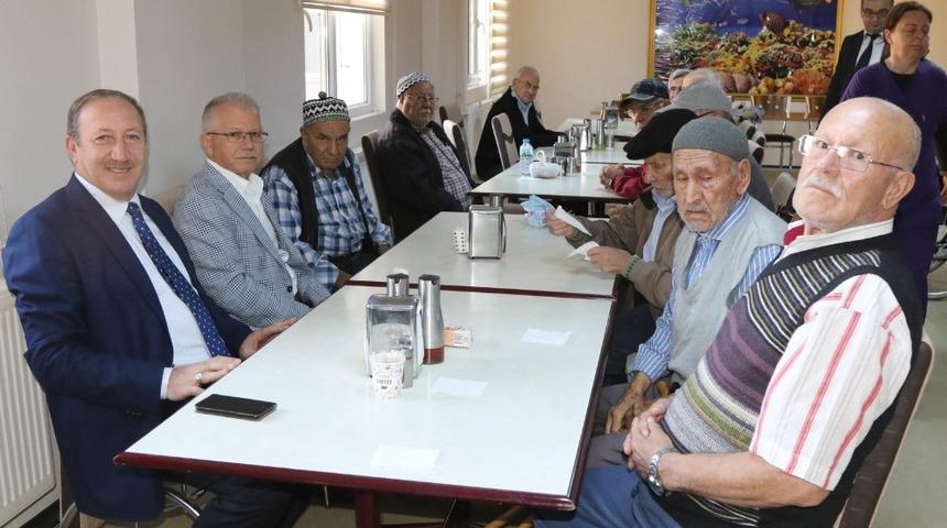 AK Parti Akhisar teşkilatı huzurevi sakinleriyle buluştu