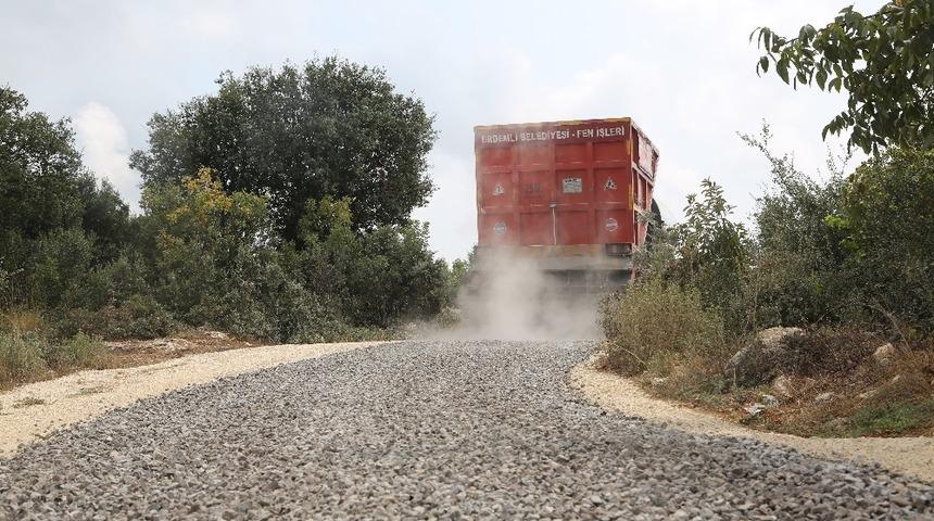 Erdemli Belediyesi asfalt &ccedil;alışmalarına devam ediyor