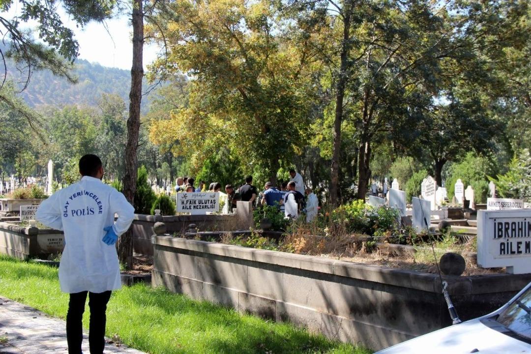 Mezarlıkta kendini astı