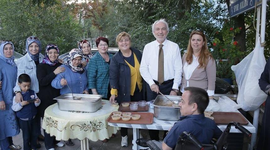 Başkan Sara&ccedil;oğlu, aşure dağıttı