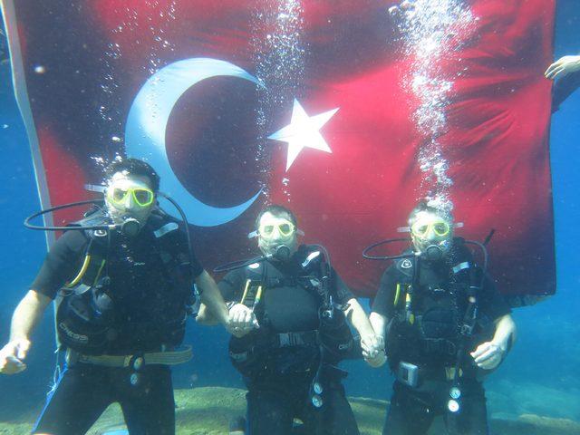 Kaymakam denize dalıp, Türk bayrağı açtı