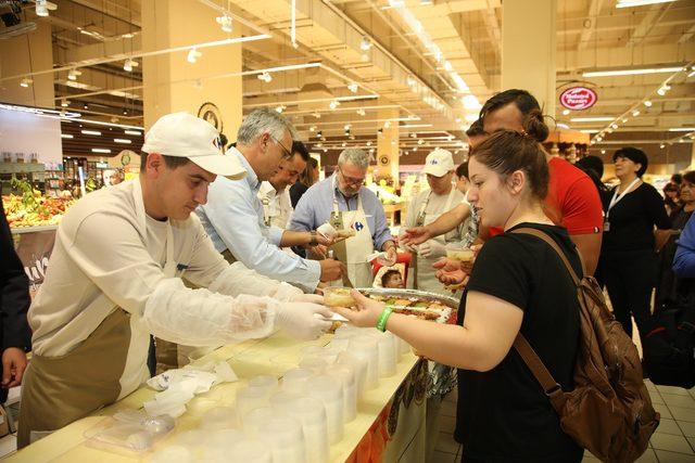 &Uuml;nl&uuml; Gurme Mehmet Yaşin aşure dağıttı 1
