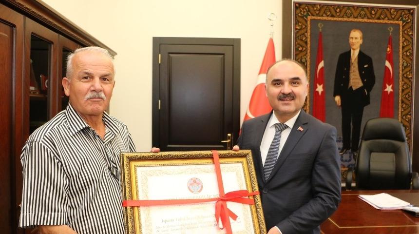 Vali G&uuml;naydın&lsquo;a fahri hemşehrilik verildi