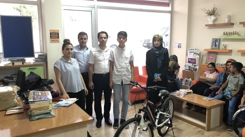 Kitap okuyanlara &ouml;d&uuml;lleri verildi