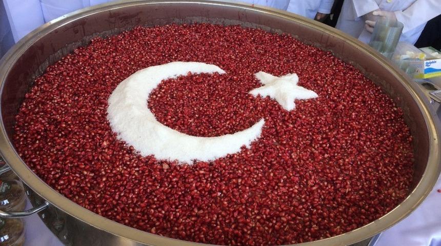 Sancaktepe&rsquo;de Cuma namazı sonrası vatandaşlara 8 bin adet aşure ikram edildi