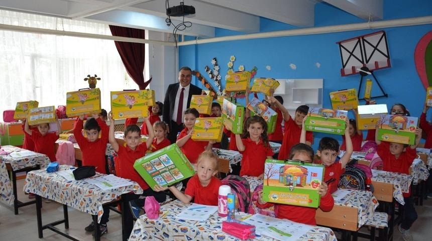 Başkandan &ouml;ğrencilere &lsquo;eğitim seti&rsquo;