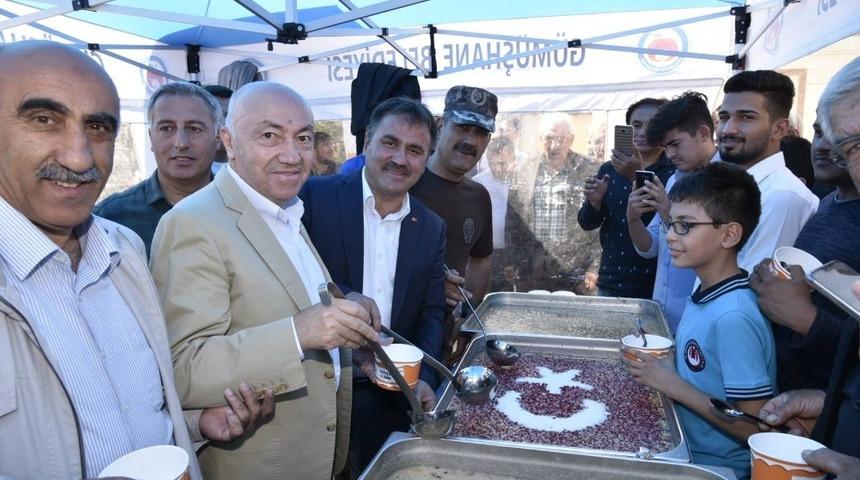 G&uuml;m&uuml;şhane&rsquo;de 2 bin kişilik aşure dağıtıldı