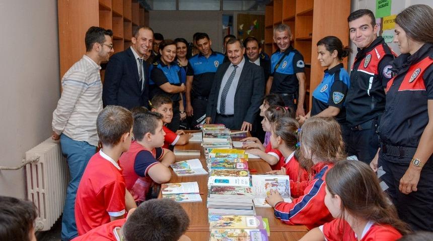 Trabzon Emniyeti &ouml;ğrencilere kırtasiye malzemesi ve kitap yardımı yaptı