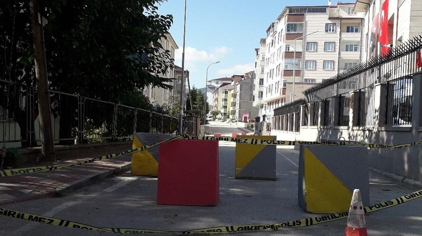 Mahalle sakinleri beton bariyerlerin kaldırılmasını istiyor