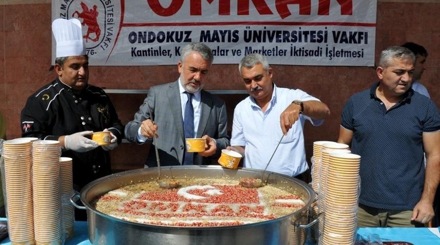 OM&Uuml;&rsquo;de 5 bin aşure dağıtıldı