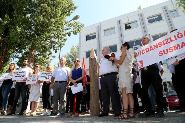 KKTC'de zamlar 'kazıklı eylemle' protesto edildi