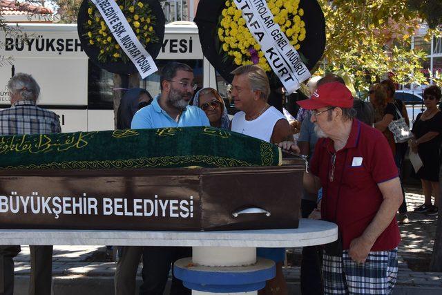 Tiyatro ve seslendirme sanatçısı Oytun Şanal, son yolculuğa uğurlandı