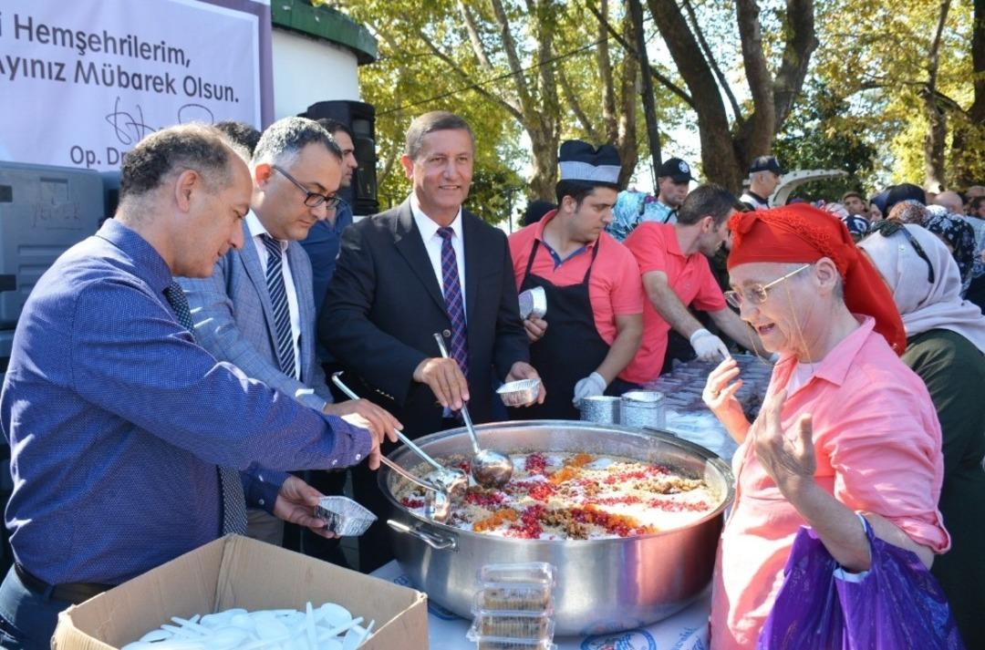 Kdz. Ereğli Belediyesi 3 bin kişiye aşure dağıttı