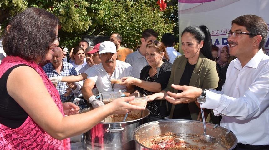 Başkan &Ccedil;elik, vatandaşlara aşure ikram etti