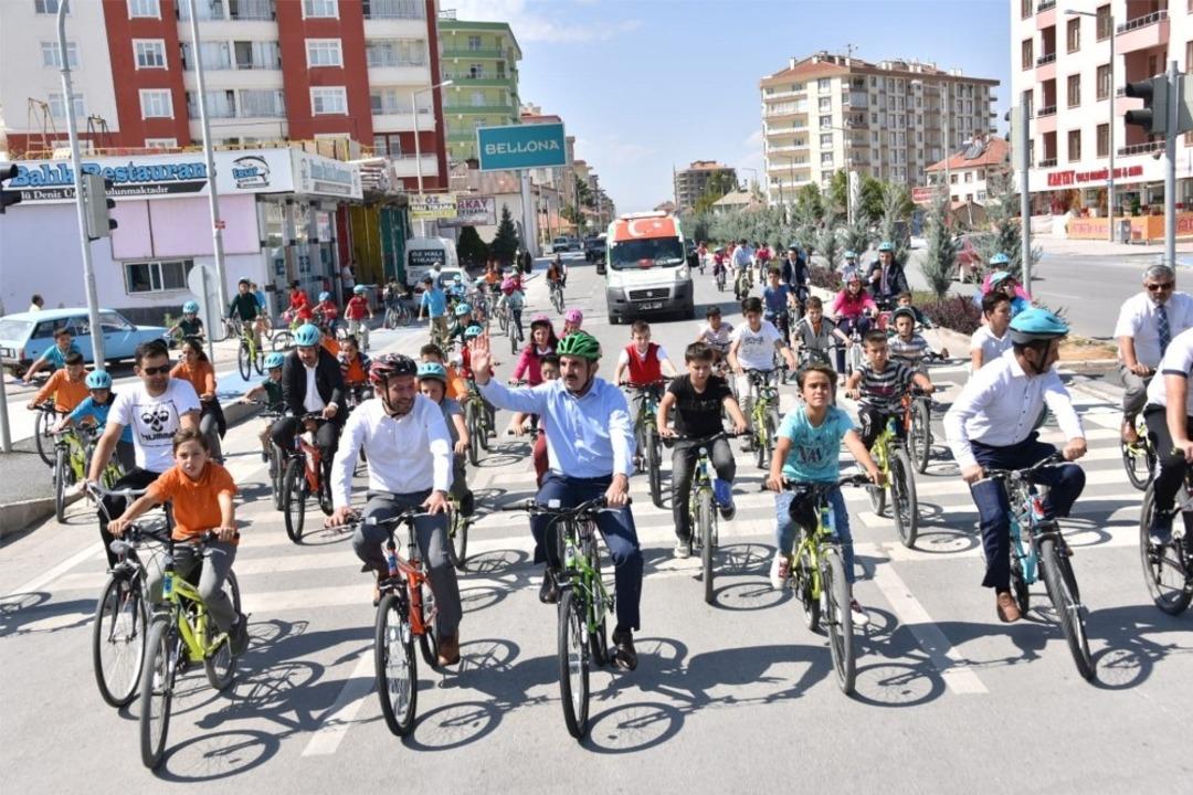 Başkan Altay, sağlıklı yaşam i&ccedil;in &ccedil;ocuklarla pedal &ccedil;evirdi