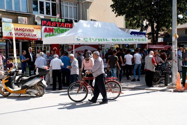 Çivril Belediyesi’nden aşure dağıtımı