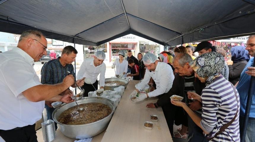 Adapazarı Belediyesi 10 bin kişilik aşure dağıttı