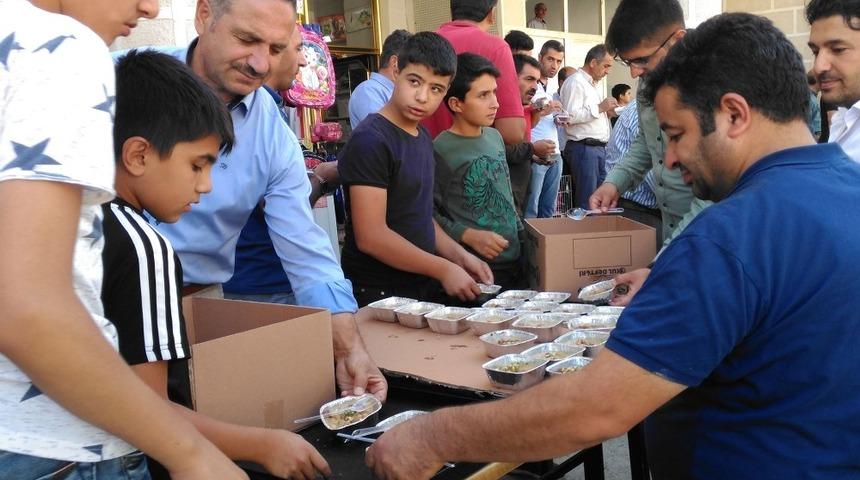 &Ccedil;elikhan&rsquo;da 800 kişilik aşure dağıtıldı