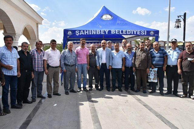 Şahinbey Belediyesi esnafa Kuran-ı Kerim ve pilav dağıttı