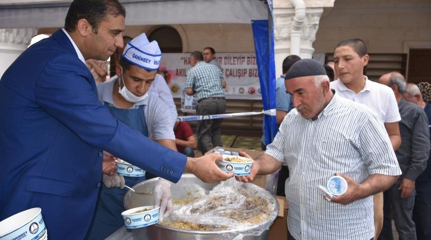 Şahinbey Belediyesi esnafa Kuran-ı Kerim ve pilav dağıttı