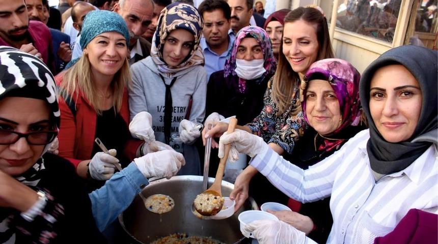 Ak Parti Van&rsquo;da 3 bin kişiye aşure dağıttı
