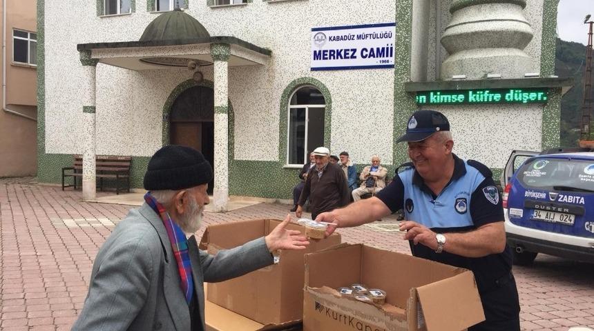 Ordu B&uuml;y&uuml;kşehir Belediyesi 19 il&ccedil;ede aşure dağıttı