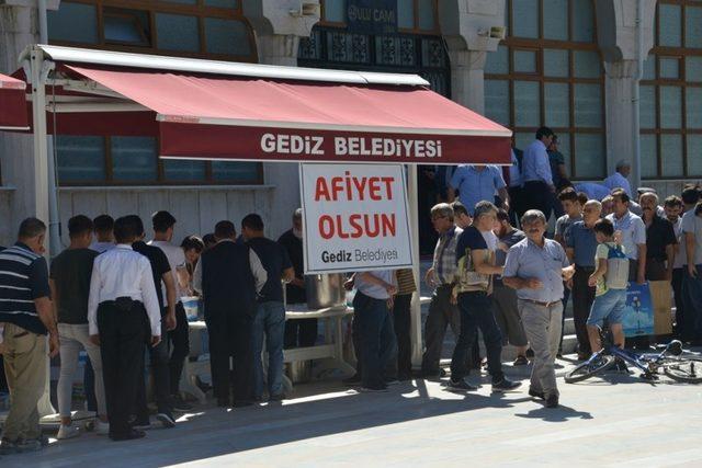 Gediz Belediyesi halka aşure dağıttı