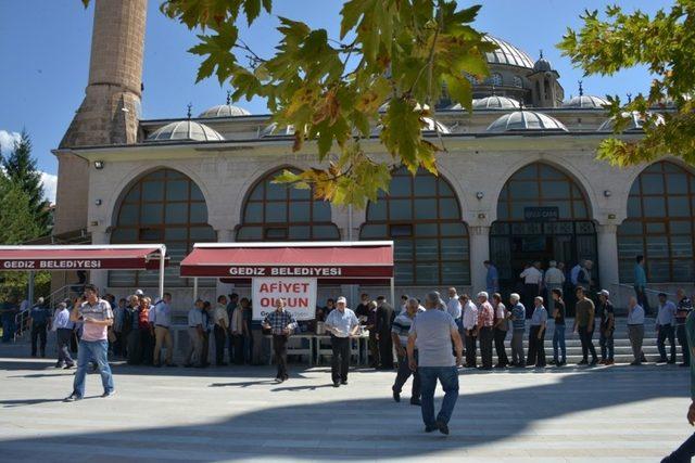 Gediz Belediyesi halka aşure dağıttı