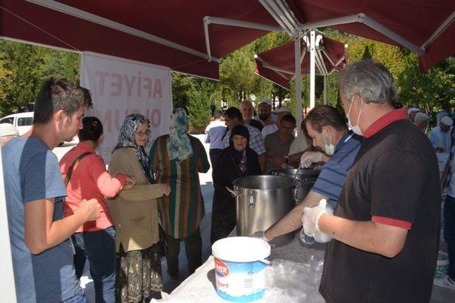 Gediz Belediyesi halka aşure dağıttı