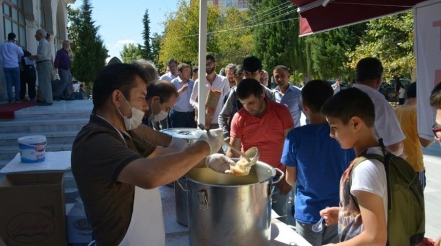Gediz Belediyesi halka aşure dağıttı