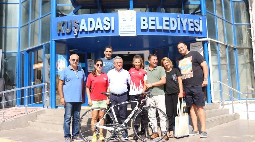 Başkan Kayalı, başarılı sporcuya bisiklet hediye etti