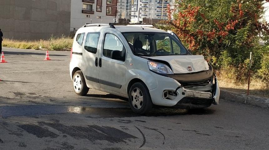 Sivas&rsquo;ta hafif ticari ara&ccedil; ile otomobil &ccedil;arpıştı: 4 yaralı
