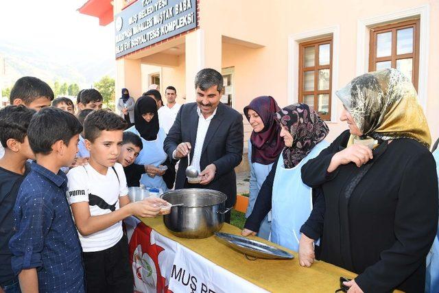 Başkan Asya, çocuklara ve kursiyerlere aşure ikram etti