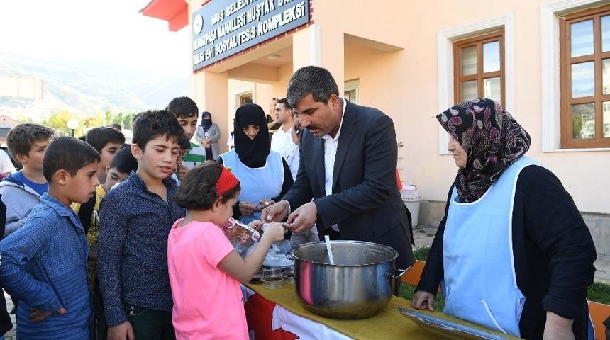 Başkan Asya, &ccedil;ocuklara ve kursiyerlere aşure ikram etti