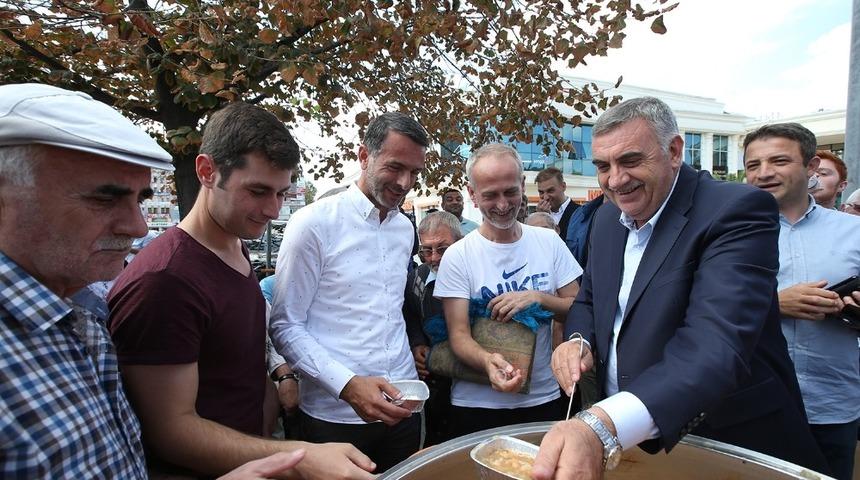 Başkan To&ccedil;oğlu aşure dağıttı