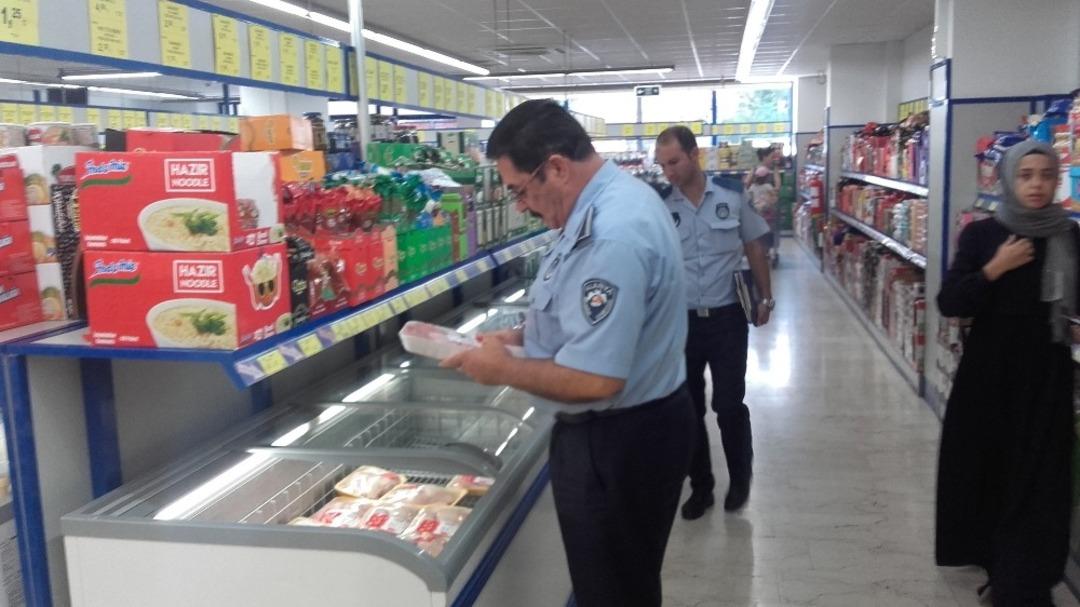 Zabıta ekipleri zincir marketleri denetledi