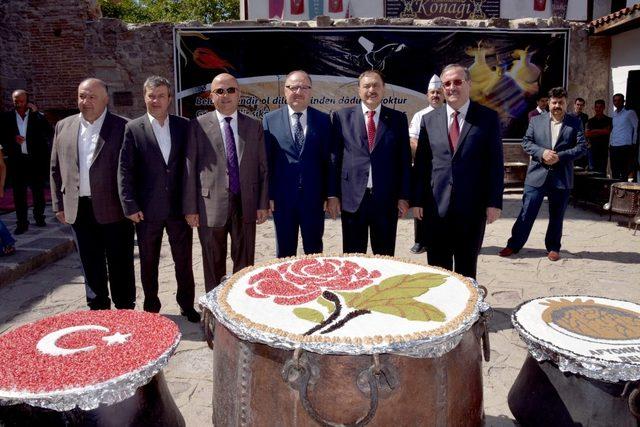 Afyonkarahisar’da 75 bin kap aşure dağıtıldı