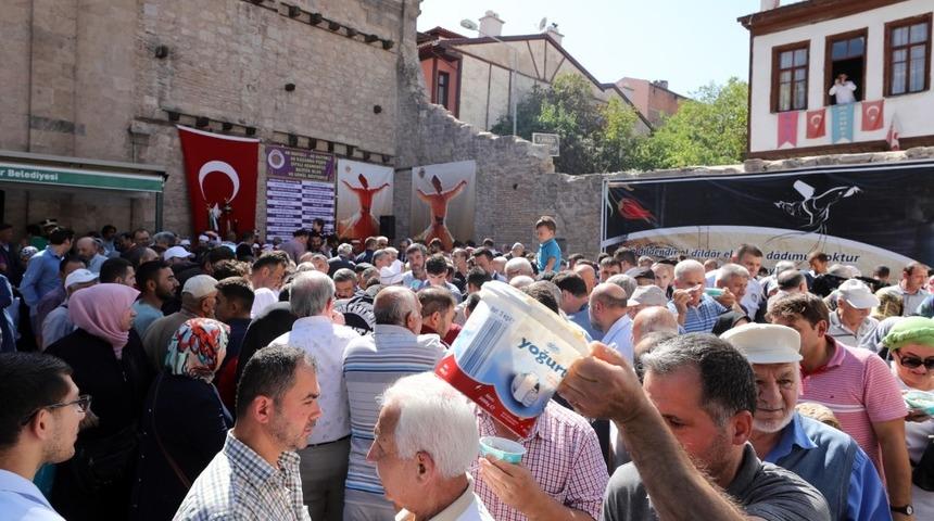 Afyonkarahisar’da 75 bin kap aşure dağıtıldı