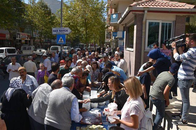 Uşak polisi vatandaşa aşure ikram etti