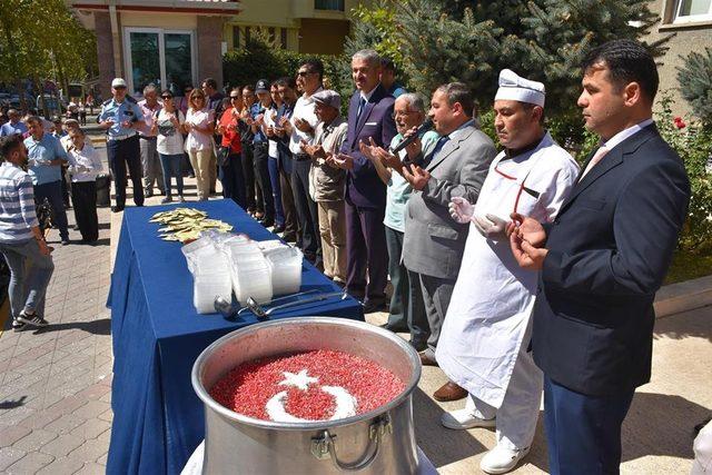 Uşak polisi vatandaşa aşure ikram etti