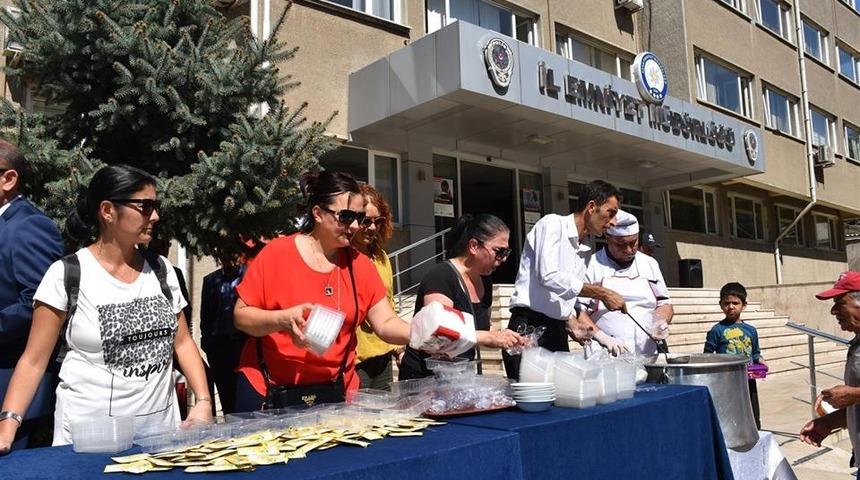 Uşak polisi vatandaşa aşure ikram etti