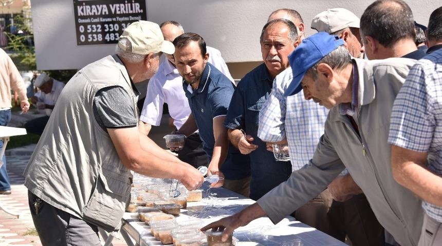 Boz&uuml;y&uuml;k Osmanlı Cami&rsquo;inde aşure dağıtıldı
